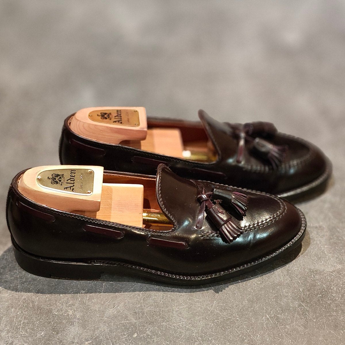 使用数回 【ALDEN】オールデン 563 タッセルローファー コードバン ダークバーガンディ サイズUS7D アバディーンラスト 参考定価￥217,800-