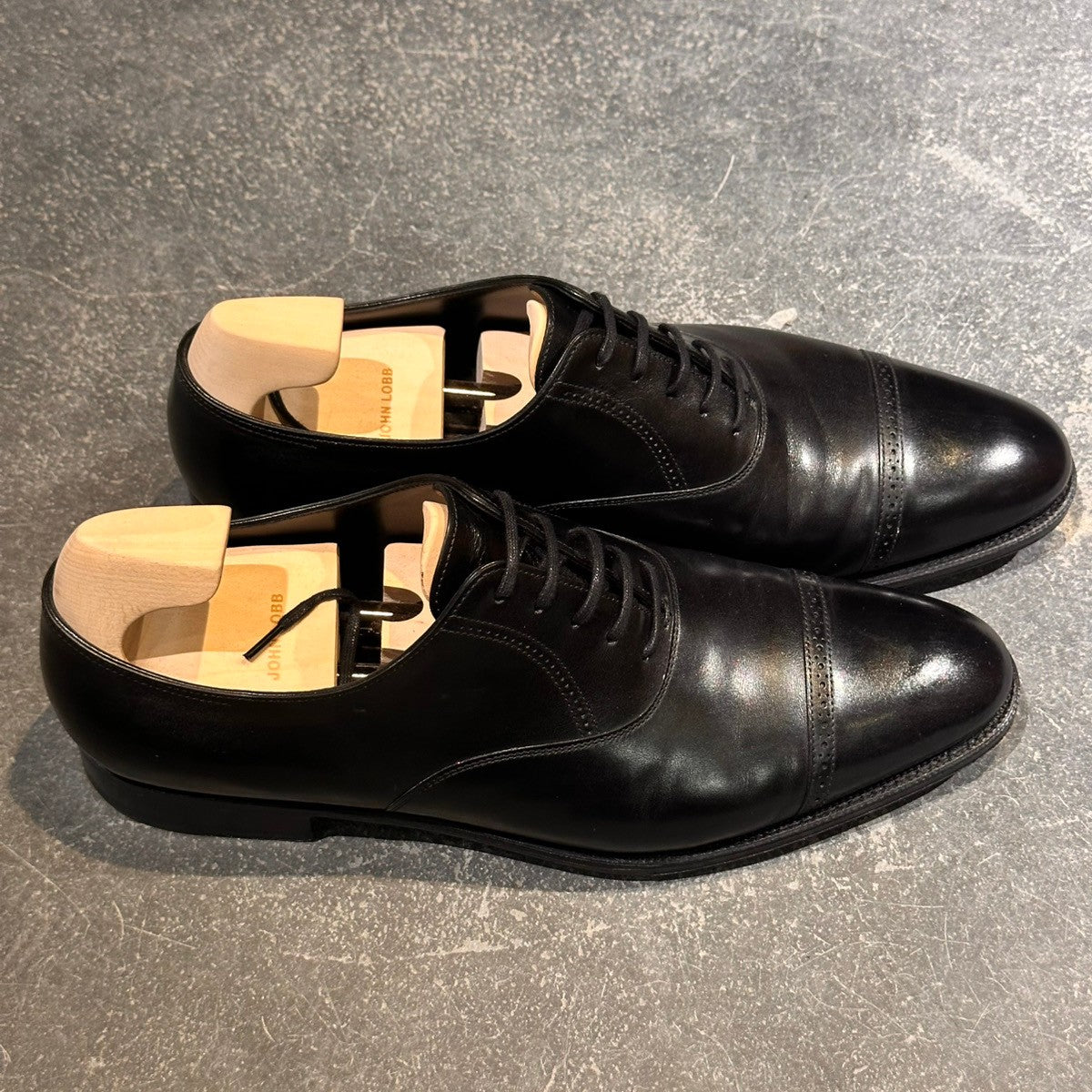 使用数回美品【JOHN LOBB】ジョンロブ フィリップ2 パンチドキャップトゥ カーフ ブラック サイズUK9.5E 7000ラスト