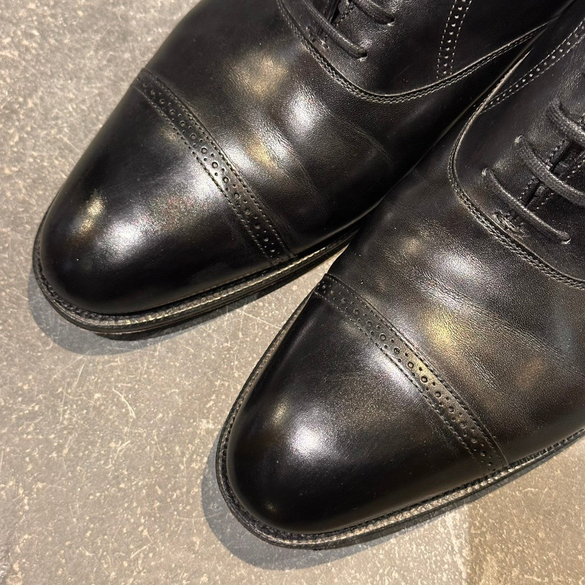 使用数回美品【JOHN LOBB】ジョンロブ フィリップ2 パンチドキャップトゥ カーフ ブラック サイズUK9.5E 7000ラスト