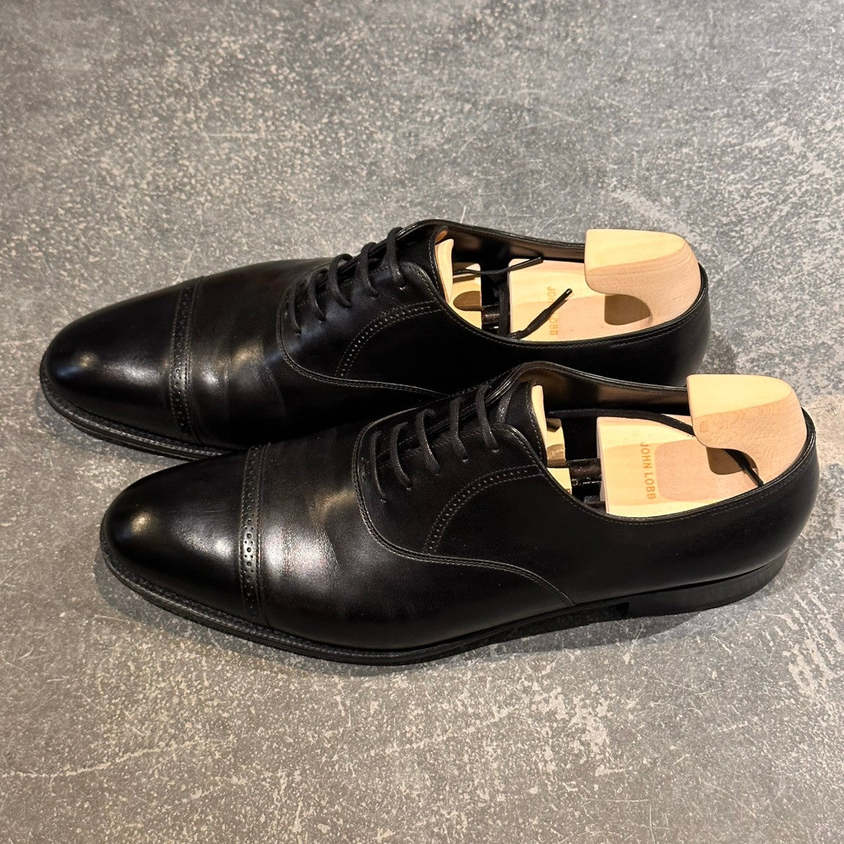 使用数回美品【JOHN LOBB】ジョンロブ フィリップ2 パンチドキャップトゥ カーフ ブラック サイズUK9.5E 7000ラスト