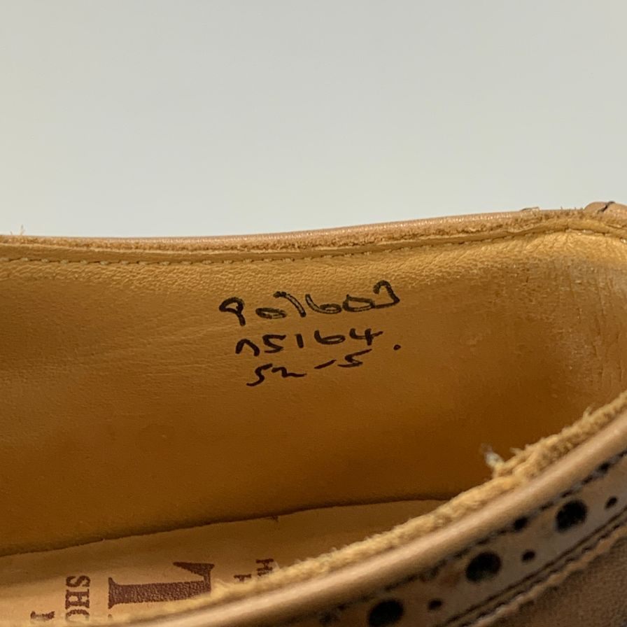 【Tricker’s】トリッカーズ レザーソウル別注 レザーシューズ ロングウイングチップ M5164 ブラウン メンズ 5.5