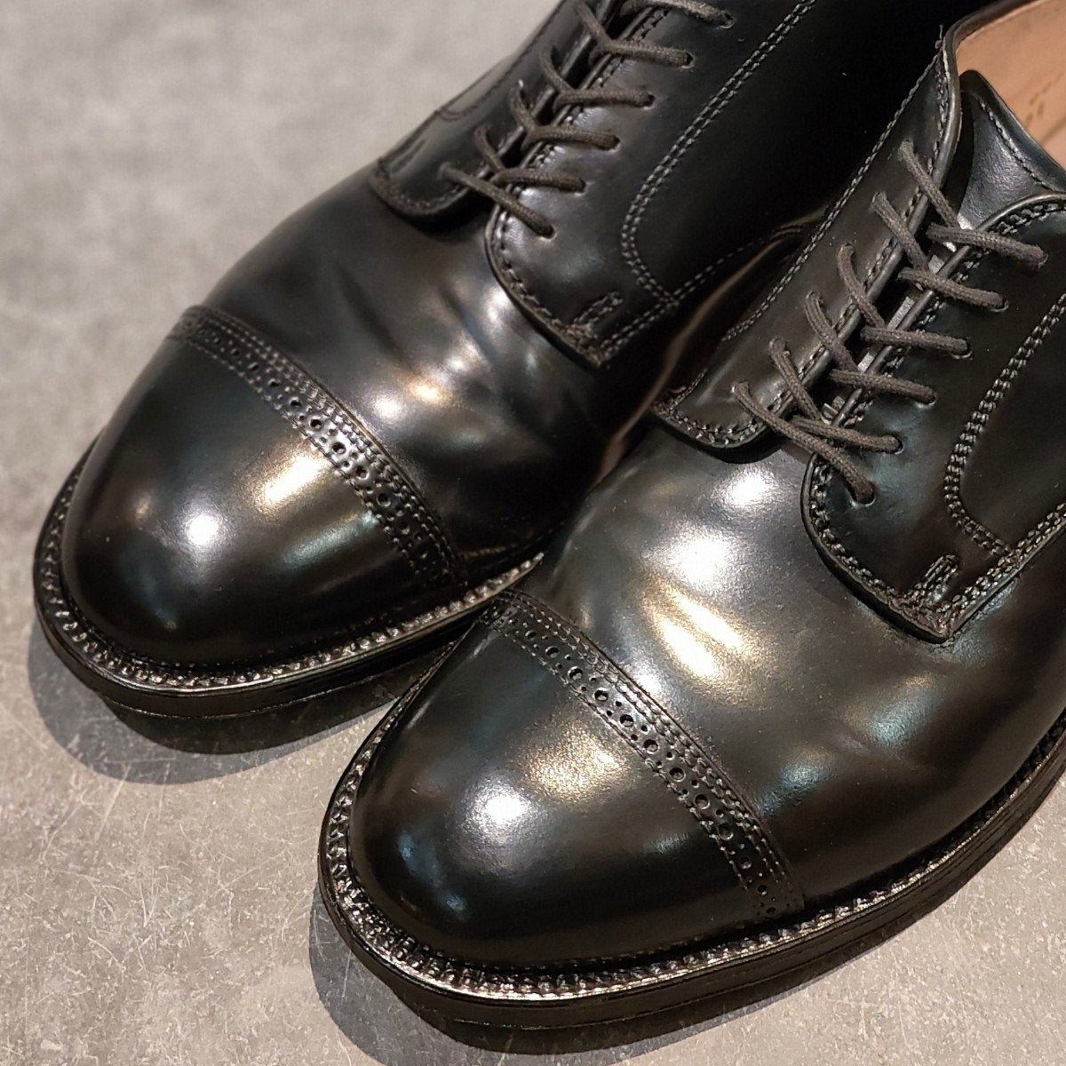 使用数回【ALDEN】オールデン 56251 パンチドキャップトゥ コードバン ブラック US8.5D モディファイドラスト 参考定価￥220,000-