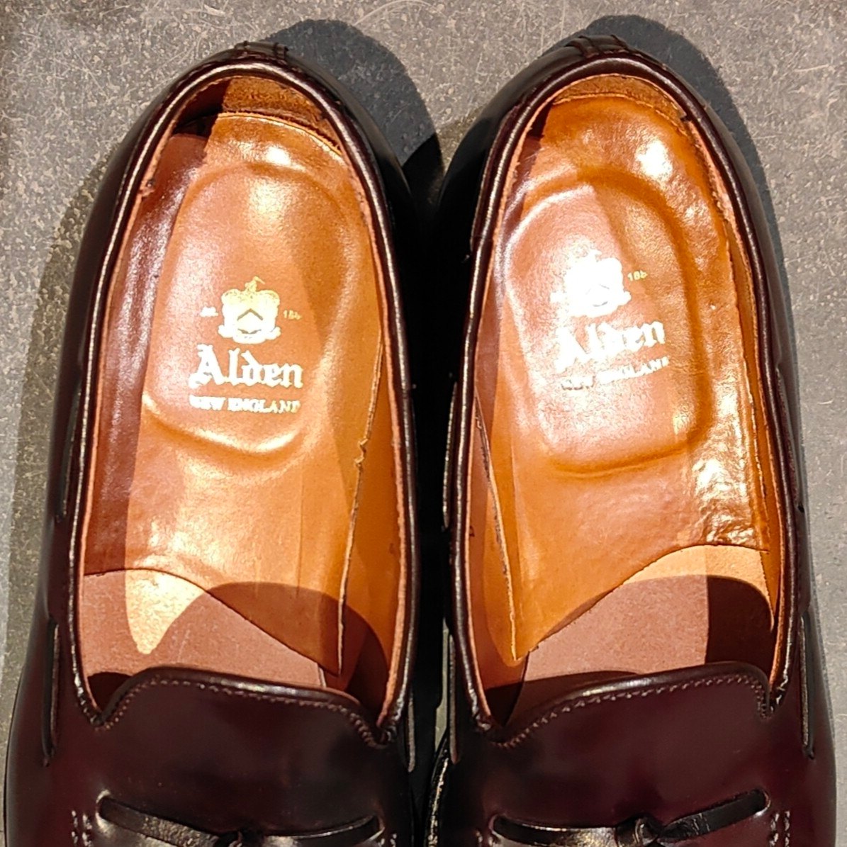 使用数回 【ALDEN】オールデン 563 タッセルローファー コードバン ダークバーガンディ サイズUS8D アバディーンラスト 参考定価￥217,800-