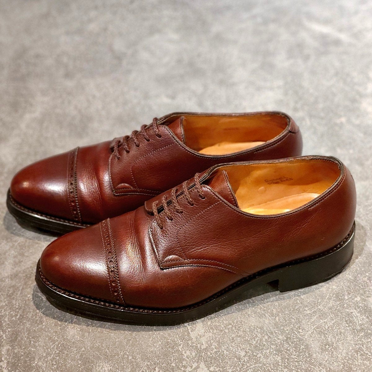 希少 美品【JOHN LOBB】ジョンロブ パンチドキャップトゥ ラッセル バッファローレザー バーガンディ サイズ5.5E 8695ラスト