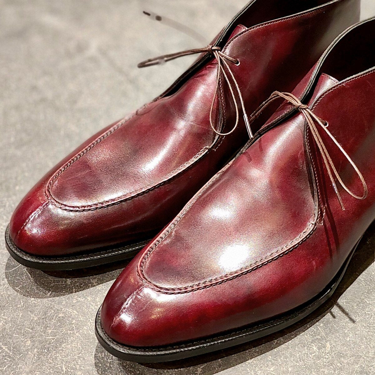 希少 新品未使用【JOHN LOBB】ジョンロブ  Rスタンプ フォーウィ 2015イヤーモデル チャッカブーツ ミュージアムカーフ バーガンディ サイズUK11E 8695ラスト
