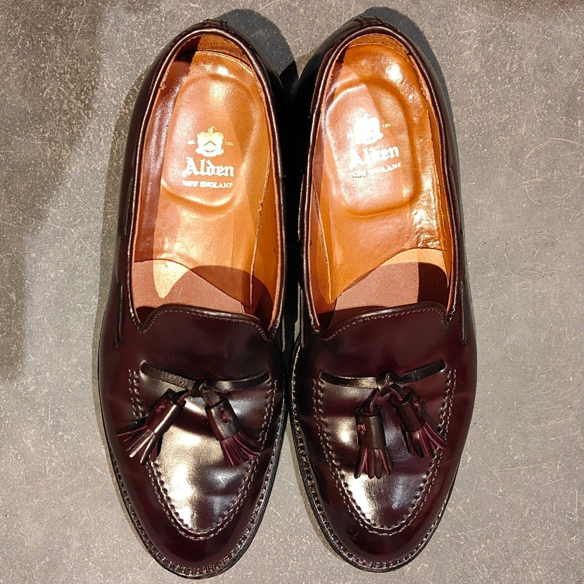 使用数回 【ALDEN】オールデン 563 タッセルローファー コードバン ダークバーガンディ サイズUS8D アバディーンラスト 参考定価￥217,800-