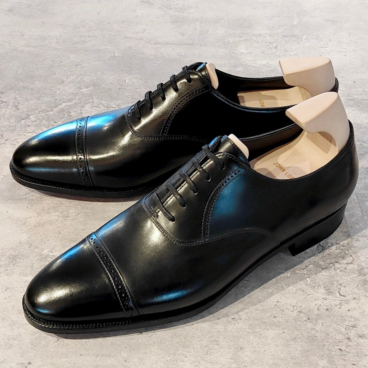 未使用【JOHN LOBB】ジョンロブ フィリップ2 パンチドキャップトゥ カーフ ブラック サイズUK7.5E 7000ラスト 参考定価￥349,800-