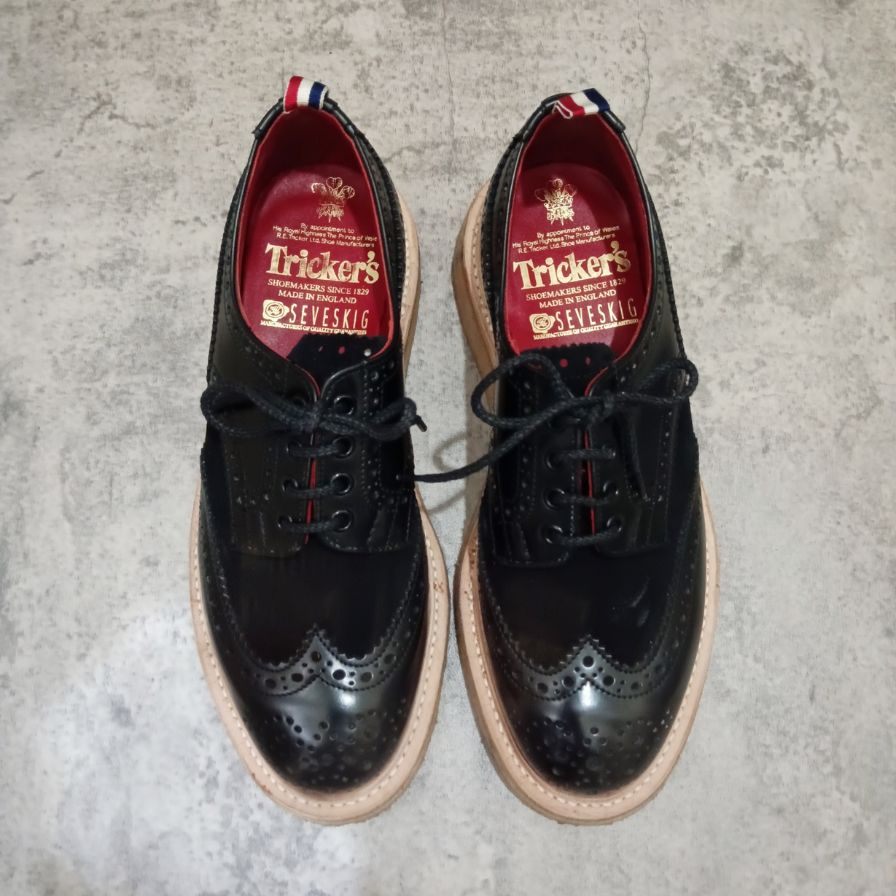 【Tricker's】トリッカーズ seveskig別注 M7292 ウイングチップ  スエードガラスレザーコンビ ブラック クレープソール メンズ サイズUK6.5