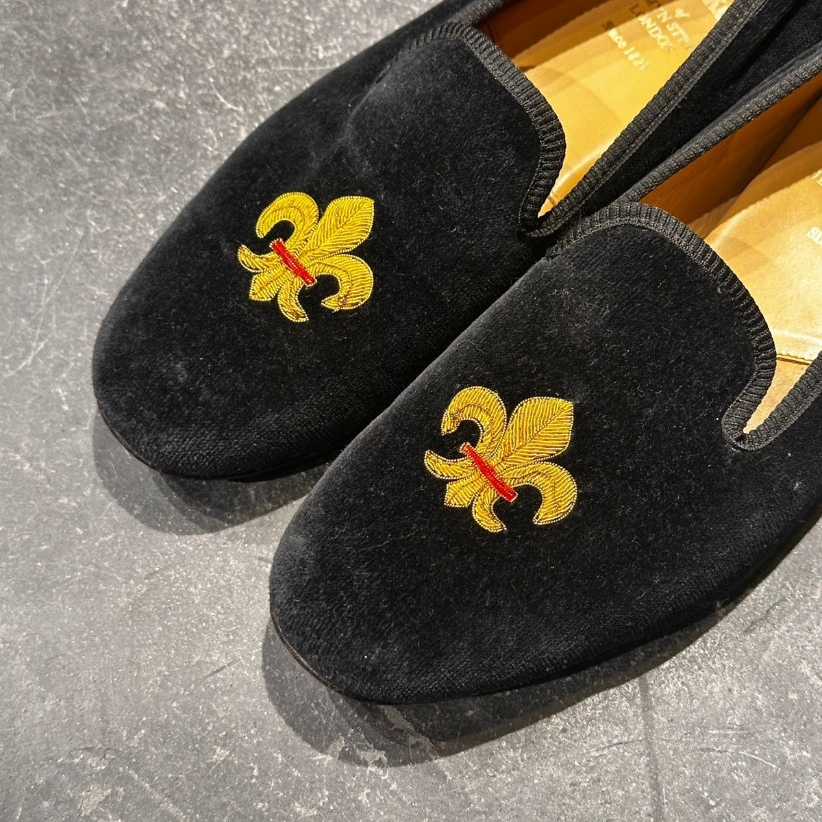 希少【Tricker's】トリッカーズ チャーチル スリッポン ベロア 刺繍