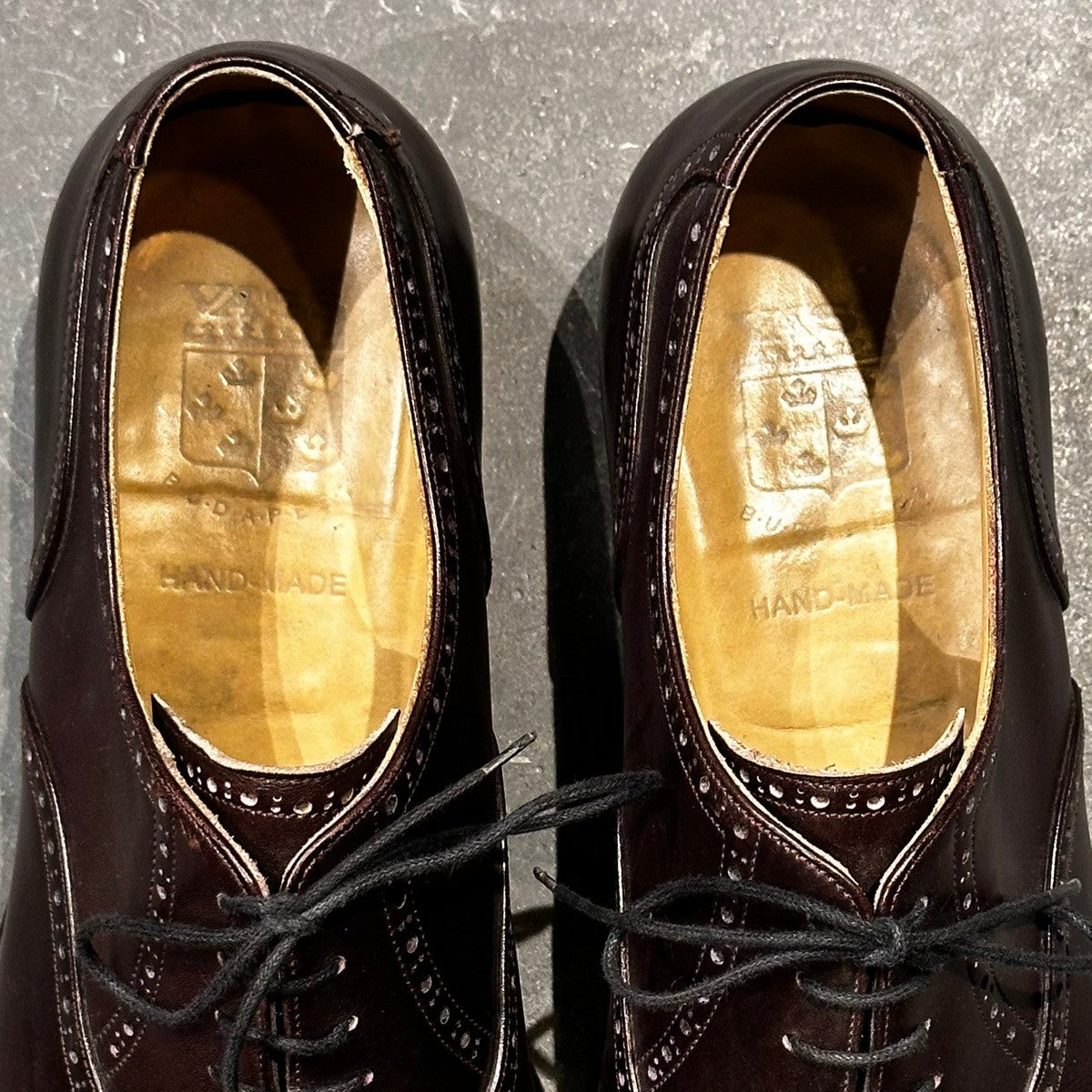 【VASS】ヴァーシュ  ビジネスシューズ カーフ パンチドキャップトゥ バーガンディ サイズ41.5E