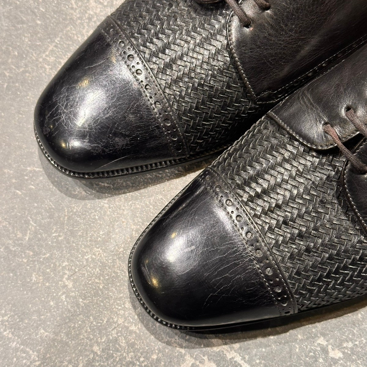 【TANINO CRISCI】タニノクリスチー 131526 パンチドキャップトゥ 編み込みカーフコンビ ブラック サイズUK6.5