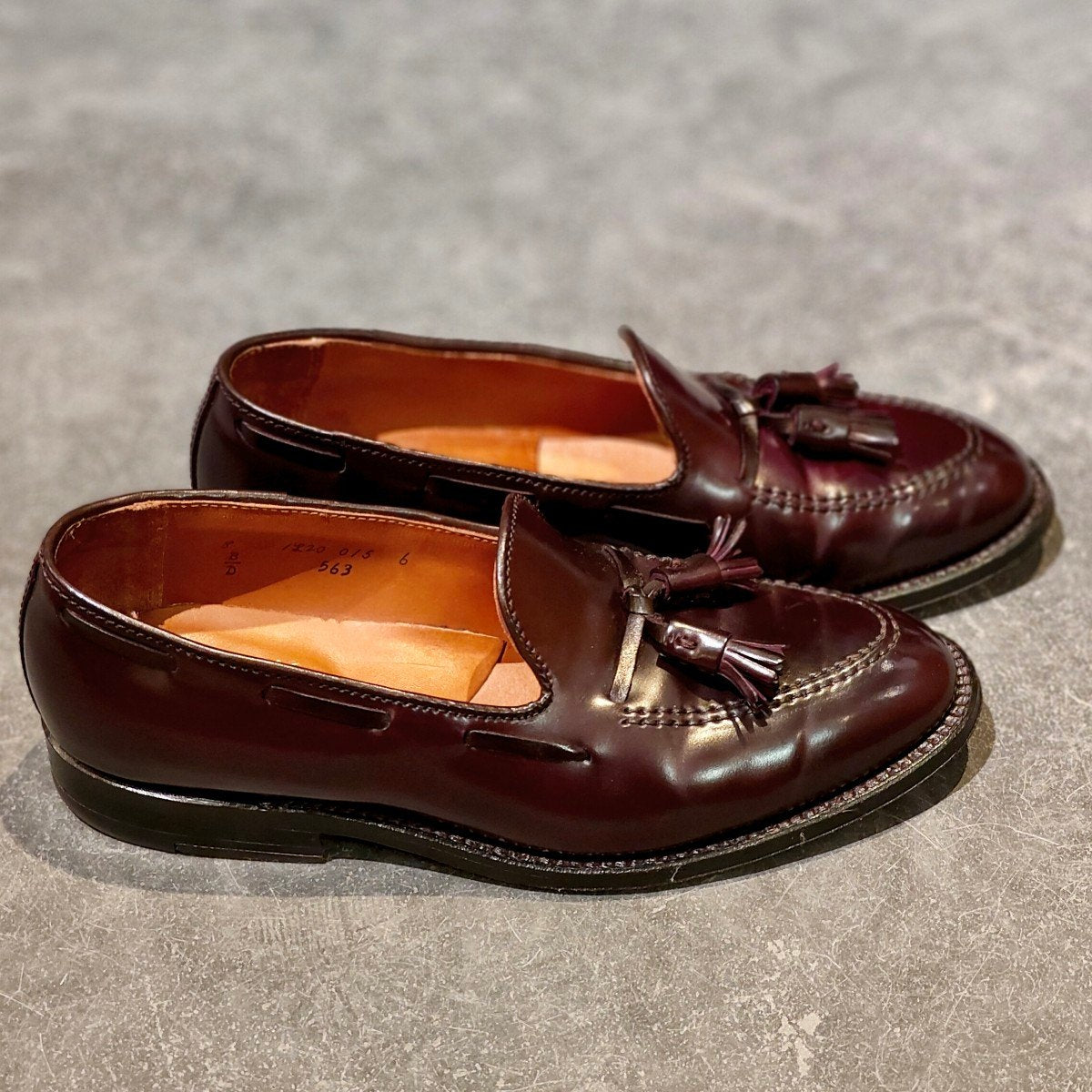 使用数回 【ALDEN】オールデン 563 タッセルローファー コードバン ダークバーガンディ サイズUS8D アバディーンラスト 参考定価￥217,800-
