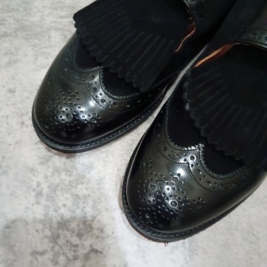 【オンライン限定】【Tricker's】トリッカーズ M7610 ワンストラップシューズ タッセル付き ブラック スエードパテントレザーコンビ  メンズ サイズUK7