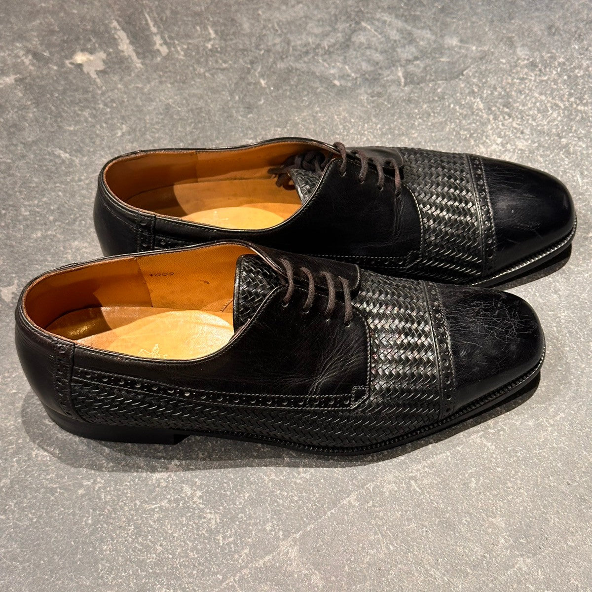 【TANINO CRISCI】タニノクリスチー 131526 パンチドキャップトゥ 編み込みカーフコンビ ブラック サイズUK6.5