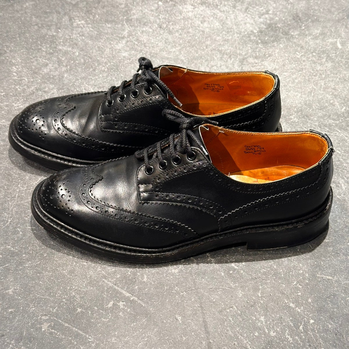 【極美品 激レア】デンハム　トリッカーズ　コラボ　ウイングチップ　デニム　黒 美品【Tricker's】トリッカーズ バートン ウイングチップ カーフ